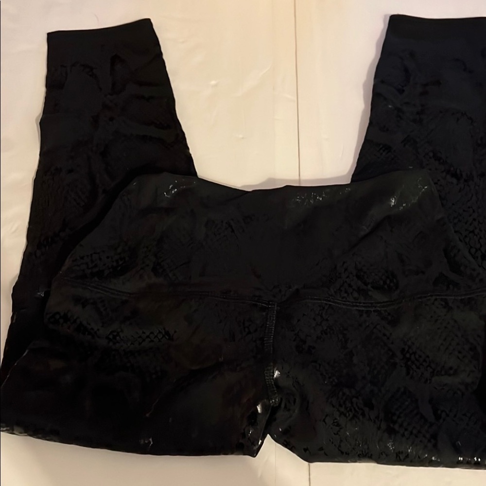 Evolution and Creation Shiny Reptile Workout Leggings Size Small NWOT